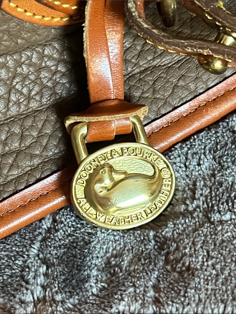 Dooney & Bourke Vintage AWL Pebbled Leather Crossbody Saddle Bag Brown Tan Trim - Picture 3 of 9